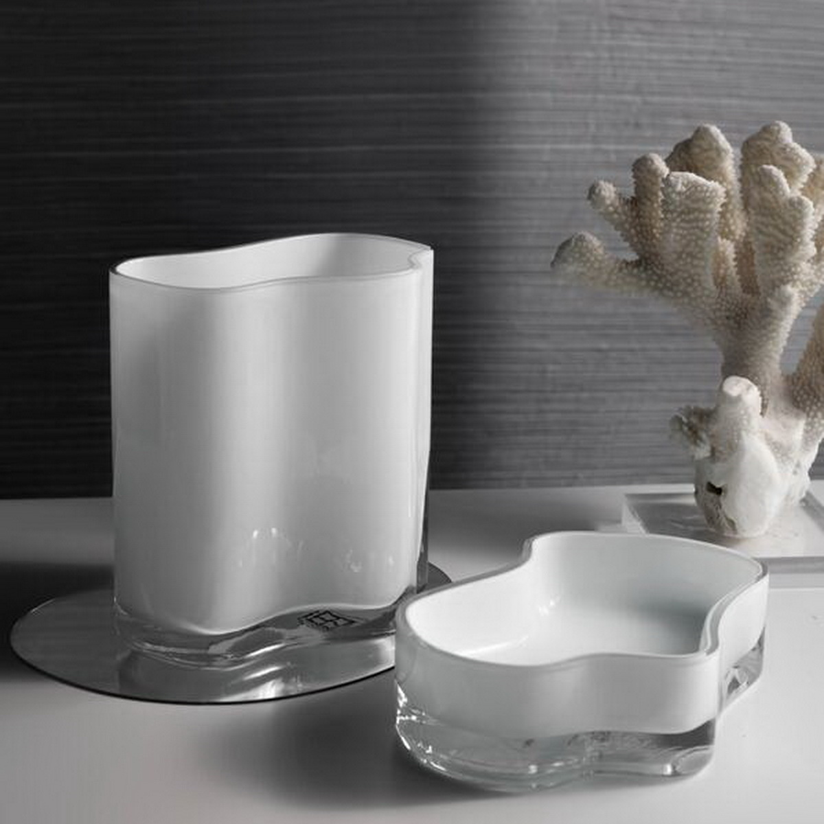 Florero blanco de vidrio diseño moderno Shiro. Edición limitada.