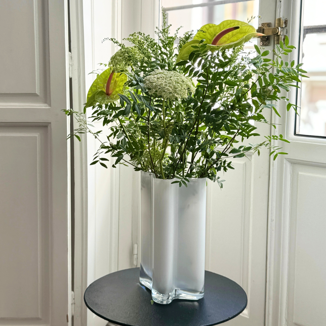 Florero blanco de vidrio diseño moderno Shiro. Edición limitada.