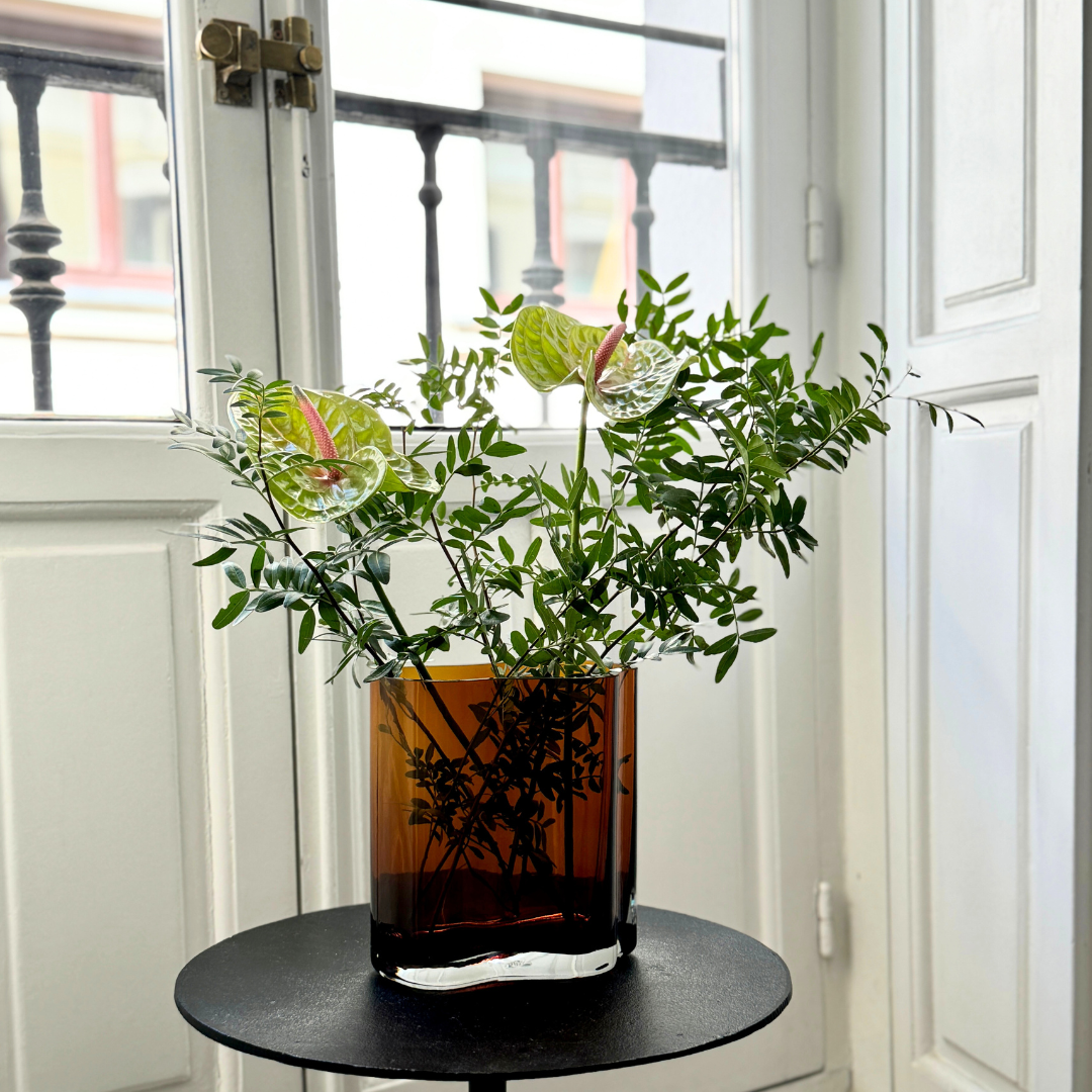 Florero de vidrio diseño moderno Ambrosia color Ambar. Edición limitada.