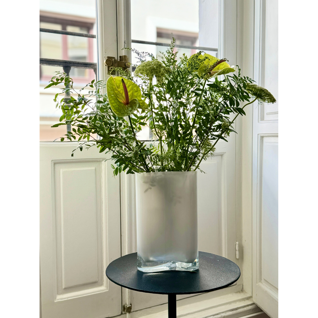 Florero blanco de vidrio diseño moderno Shiro. Edición limitada.