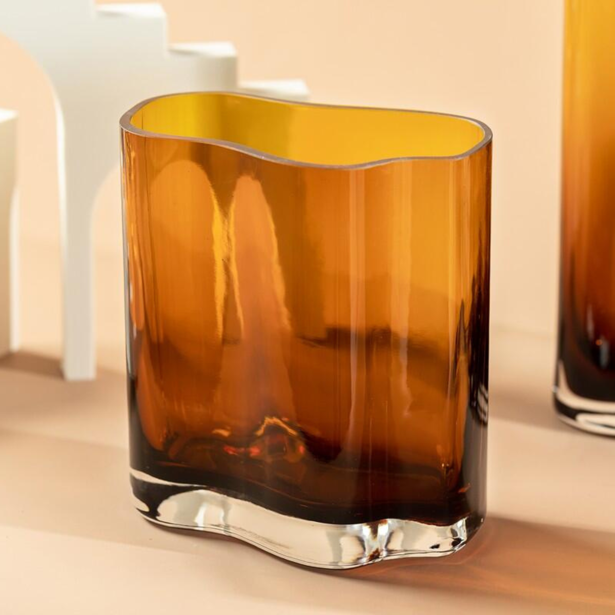 Florero de vidrio diseño moderno Ambrosia color Ambar. Edición limitada.