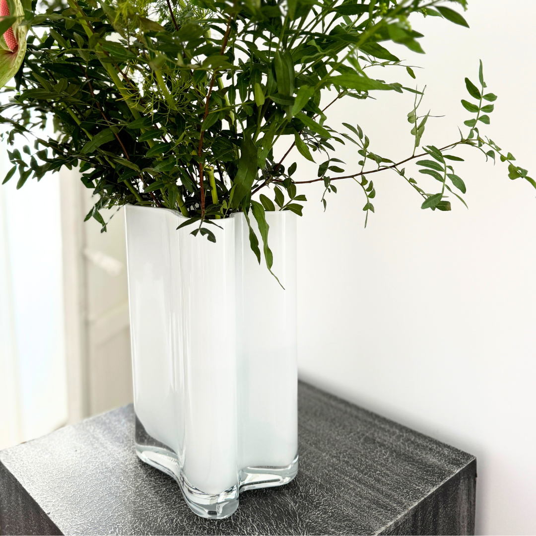 Florero blanco de vidrio diseño moderno Shiro. Edición limitada.