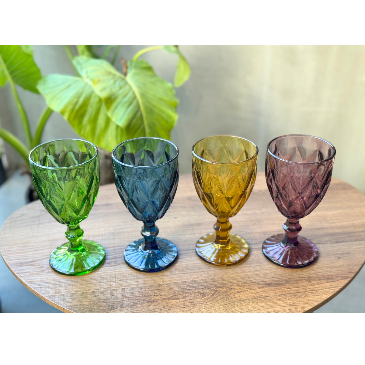 Juego de 4 copas de agua diseño facetado en colores combinados Luzia