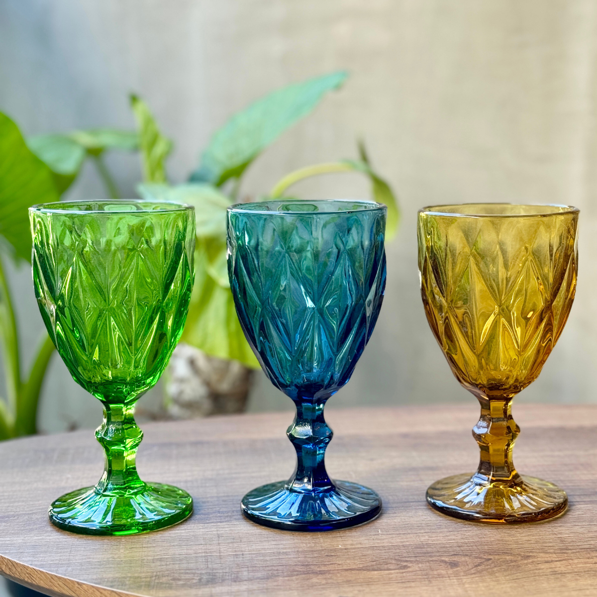 Juego de 4 copas de agua diseño facetado en colores combinados Luzia