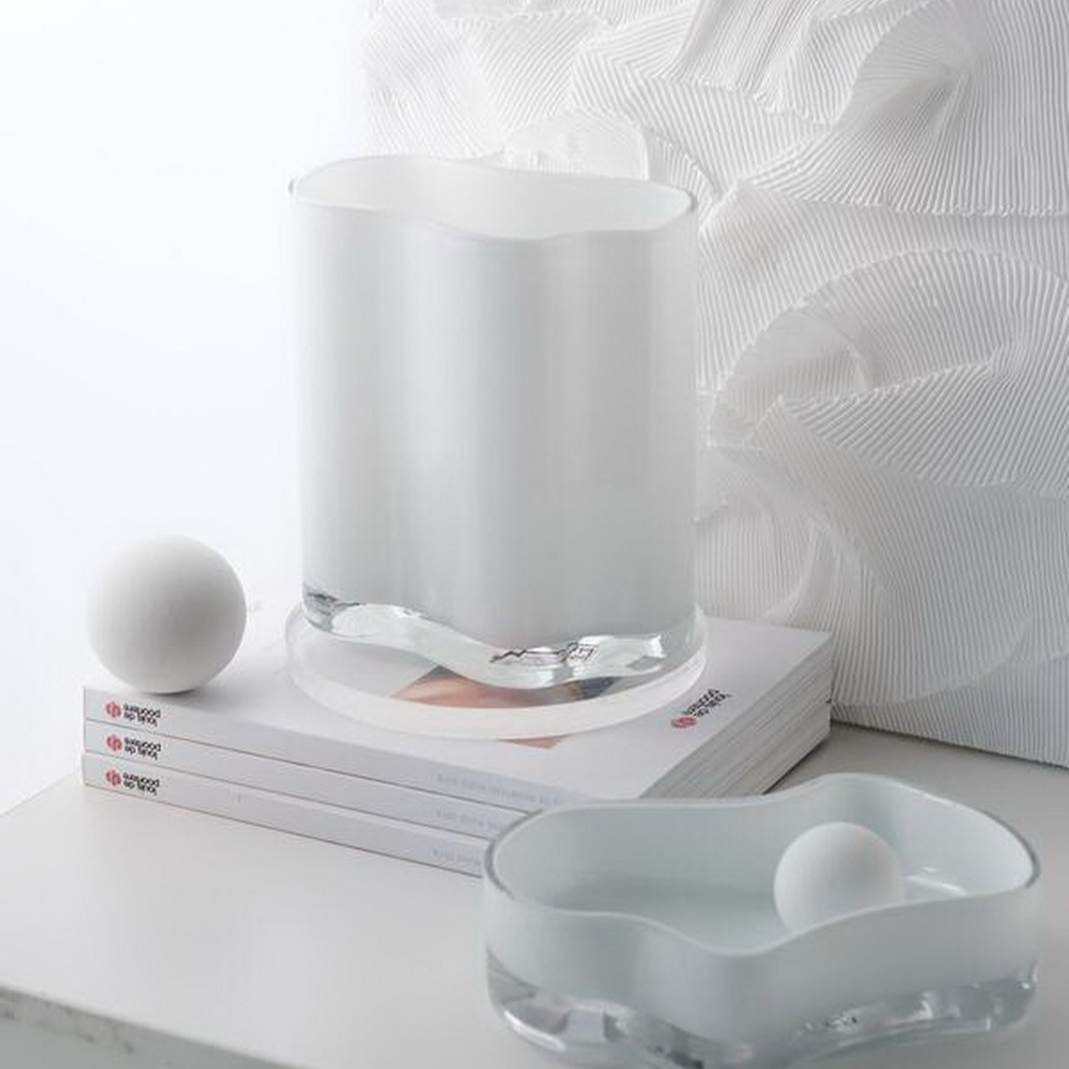 Florero blanco de vidrio diseño moderno Shiro. Edición limitada.