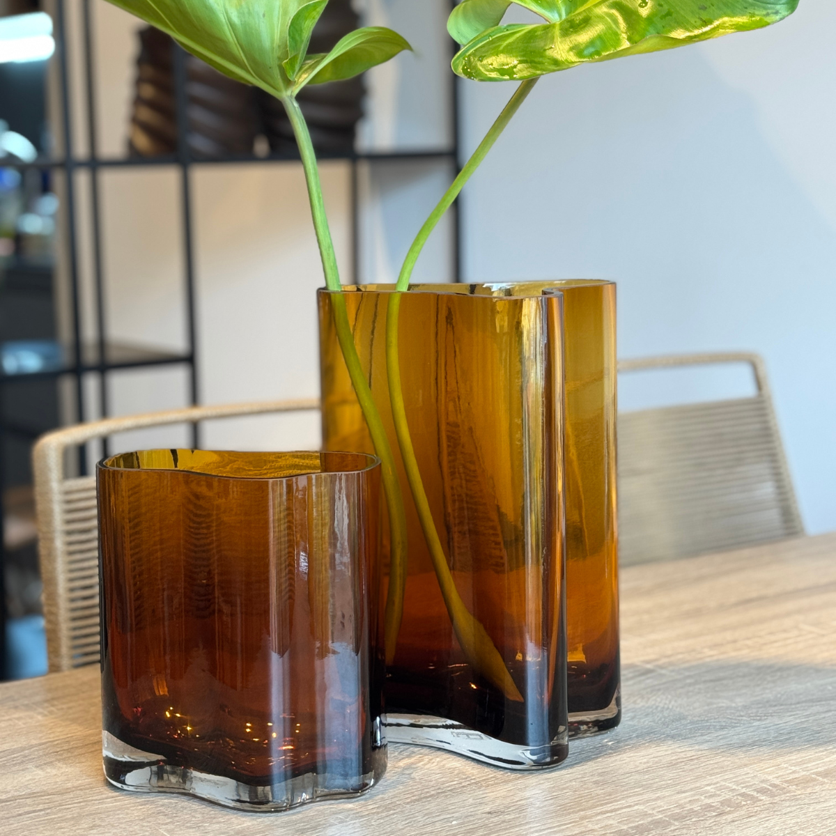 Florero de vidrio diseño moderno Ambrosia color Ambar. Edición limitada.