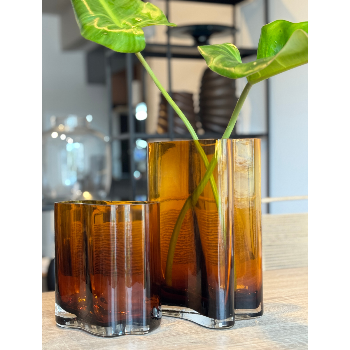 Florero de vidrio diseño moderno Ambrosia color Ambar. Edición limitada.