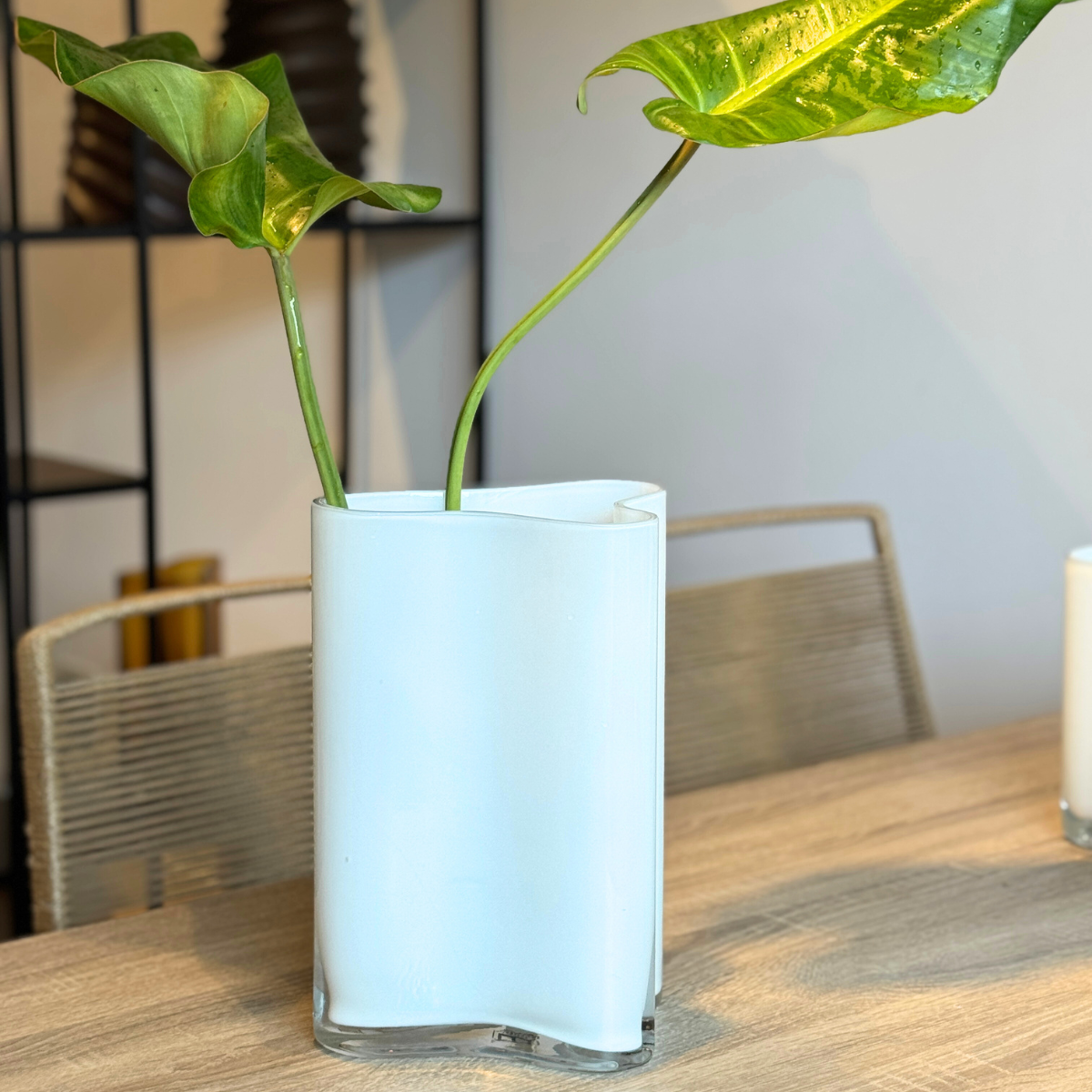 Florero blanco de vidrio diseño moderno Shiro. Edición limitada.