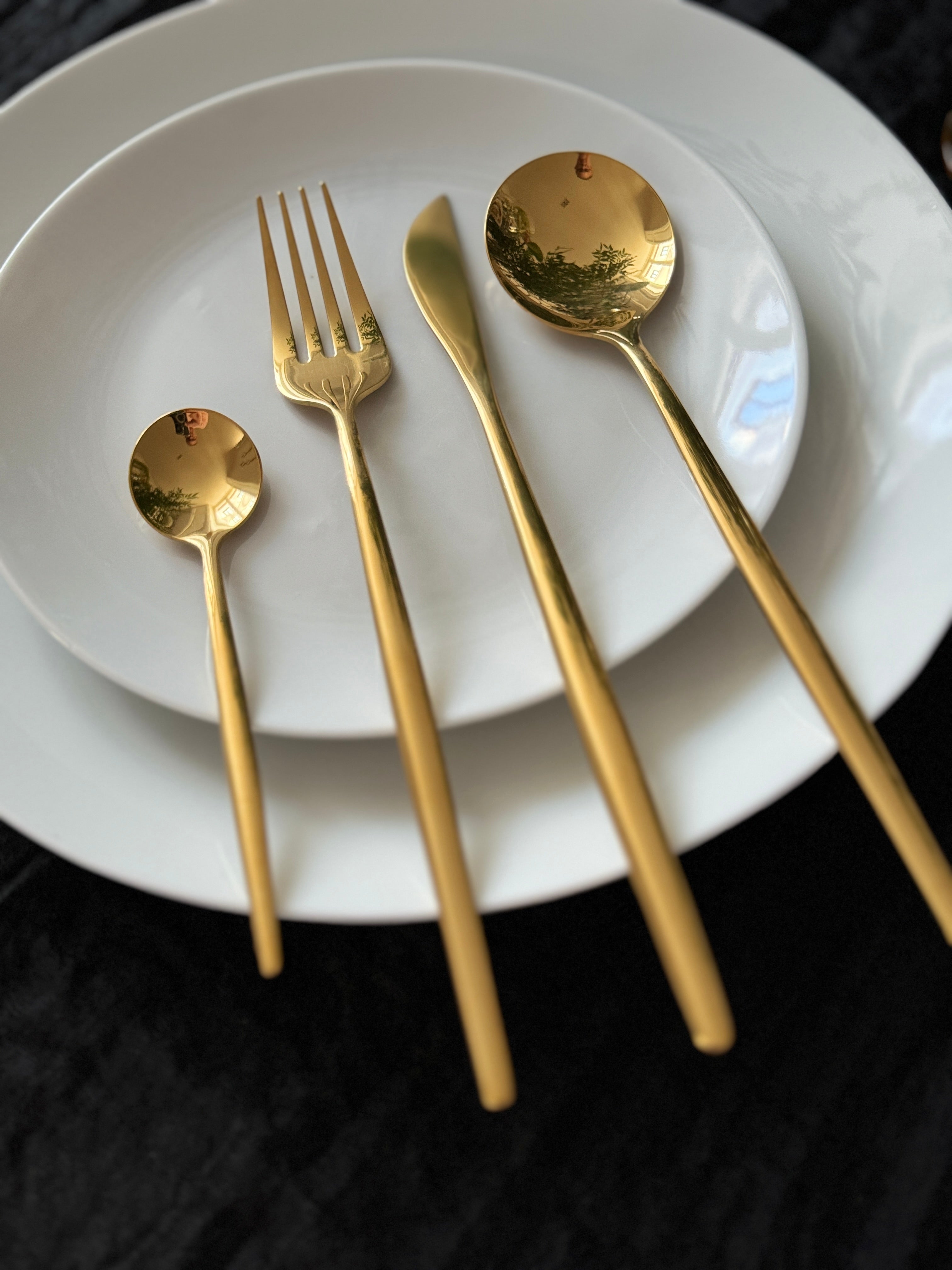 Juego de cubiertos dorados para 6 personas