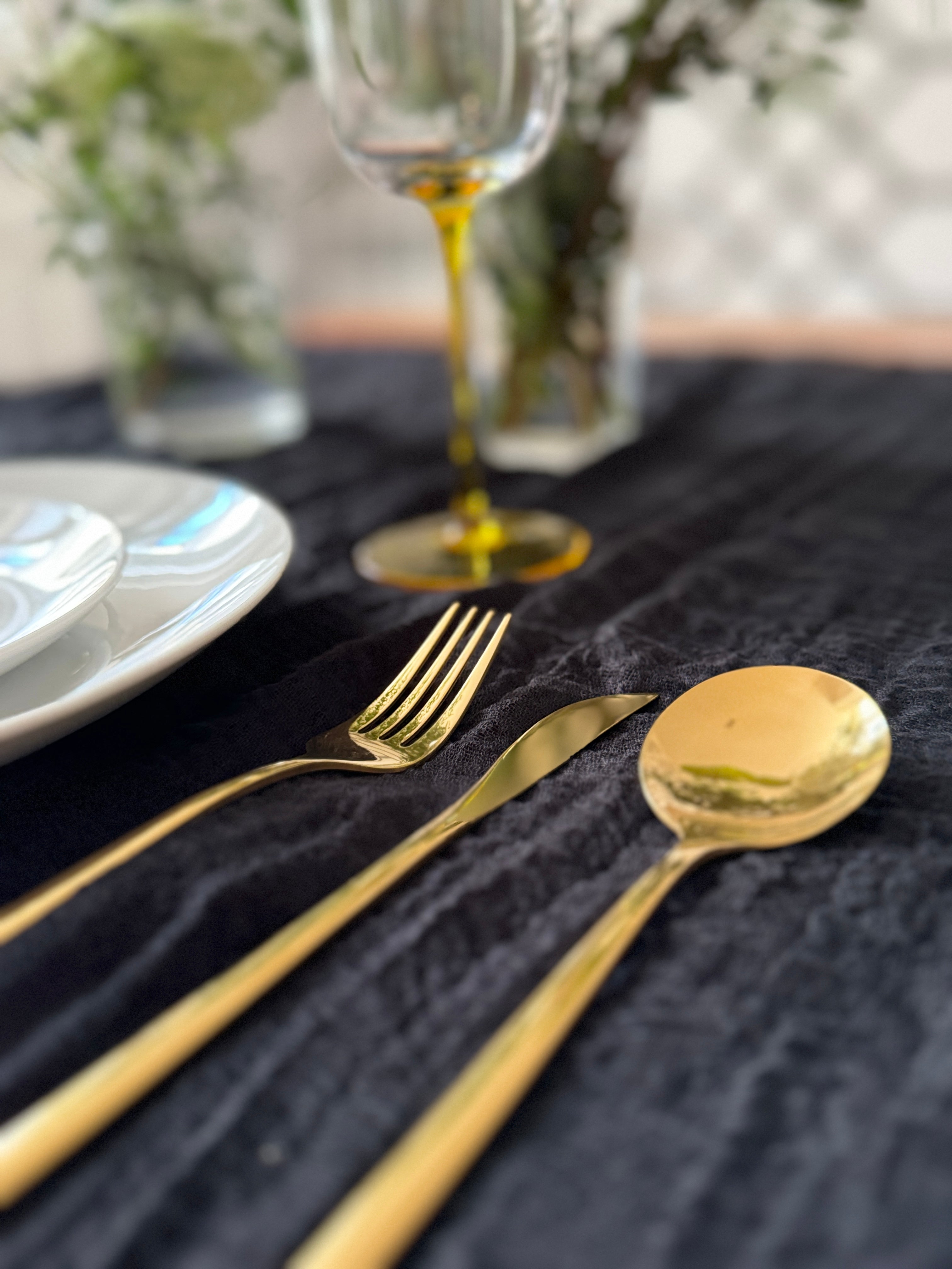 Juego de cubiertos dorados para 6 personas