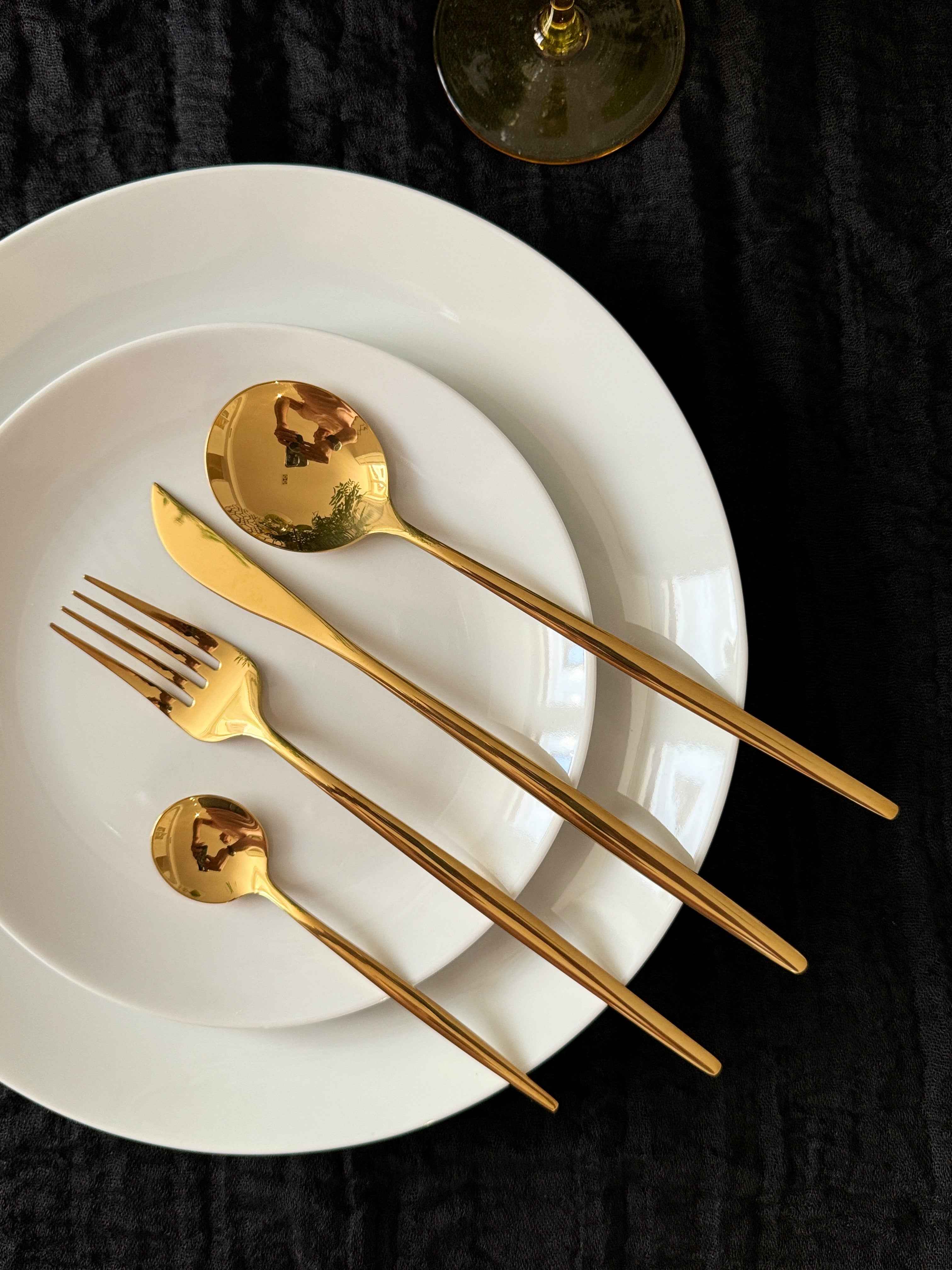 Juego de cubiertos dorados para 6 personas