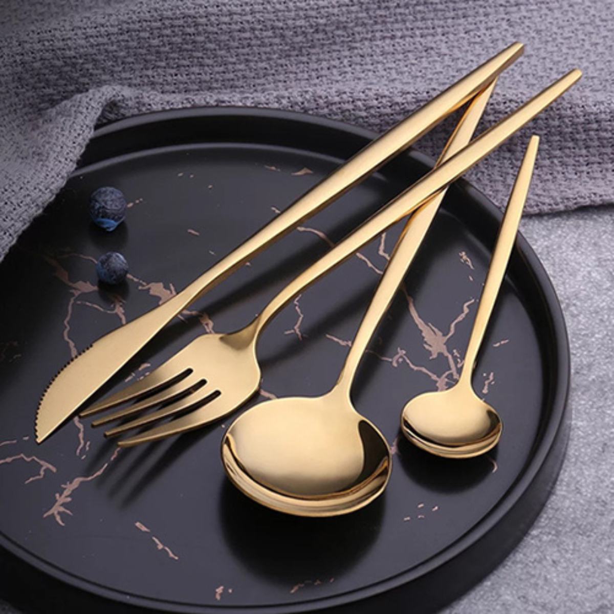 Juego de cubiertos dorados para 6 personas