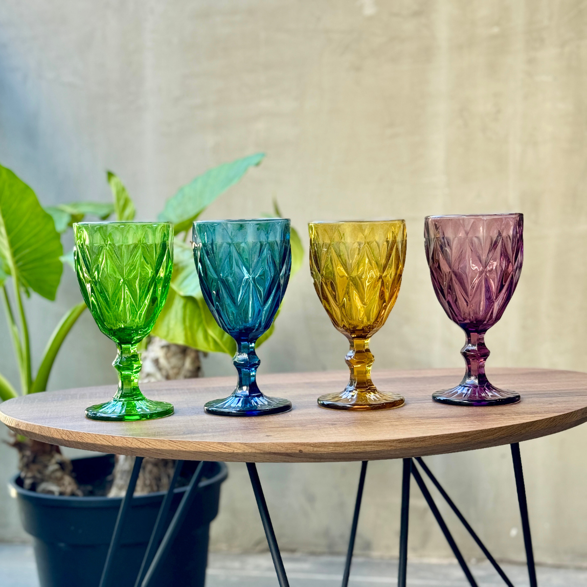 Juego de 4 copas de agua diseño facetado en colores combinados Luzia