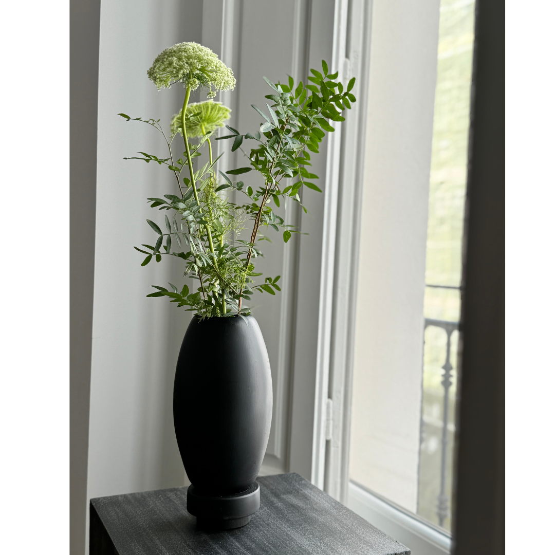 Florero Jarrón de diseño Umbra Negro mate. Edición limitada.