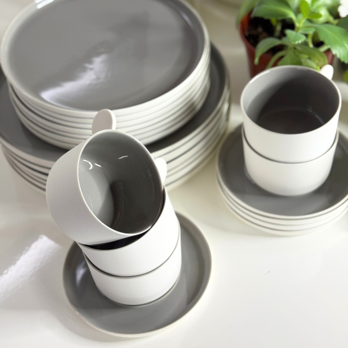 Juego de 6 tazas de cafe Perl con plato de porcelana gris/off white