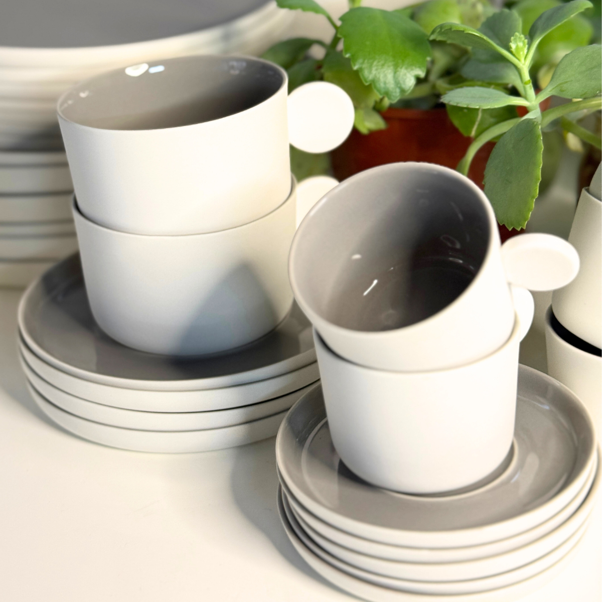 Juego de 6 tazas de cafe Perl con plato de porcelana gris/off white