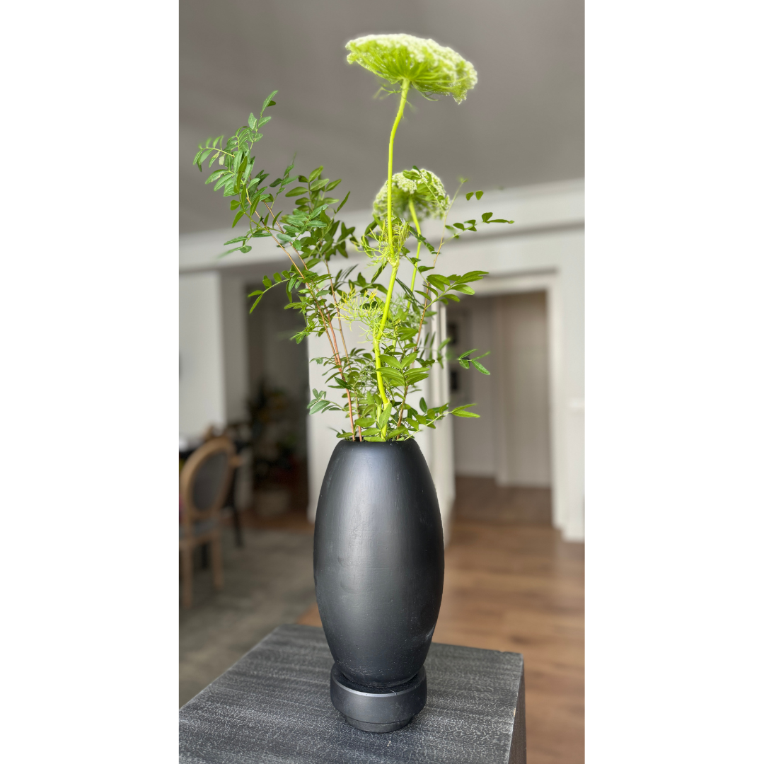 Florero Jarrón de diseño Umbra Negro mate. Edición limitada.