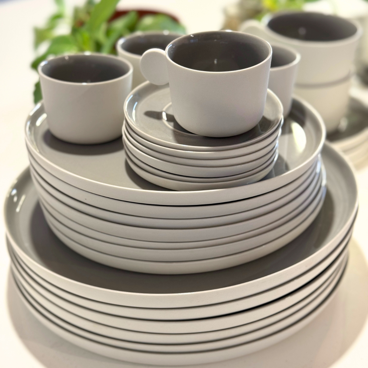 Juego de 6 tazas de cafe Perl con plato de porcelana gris/off white