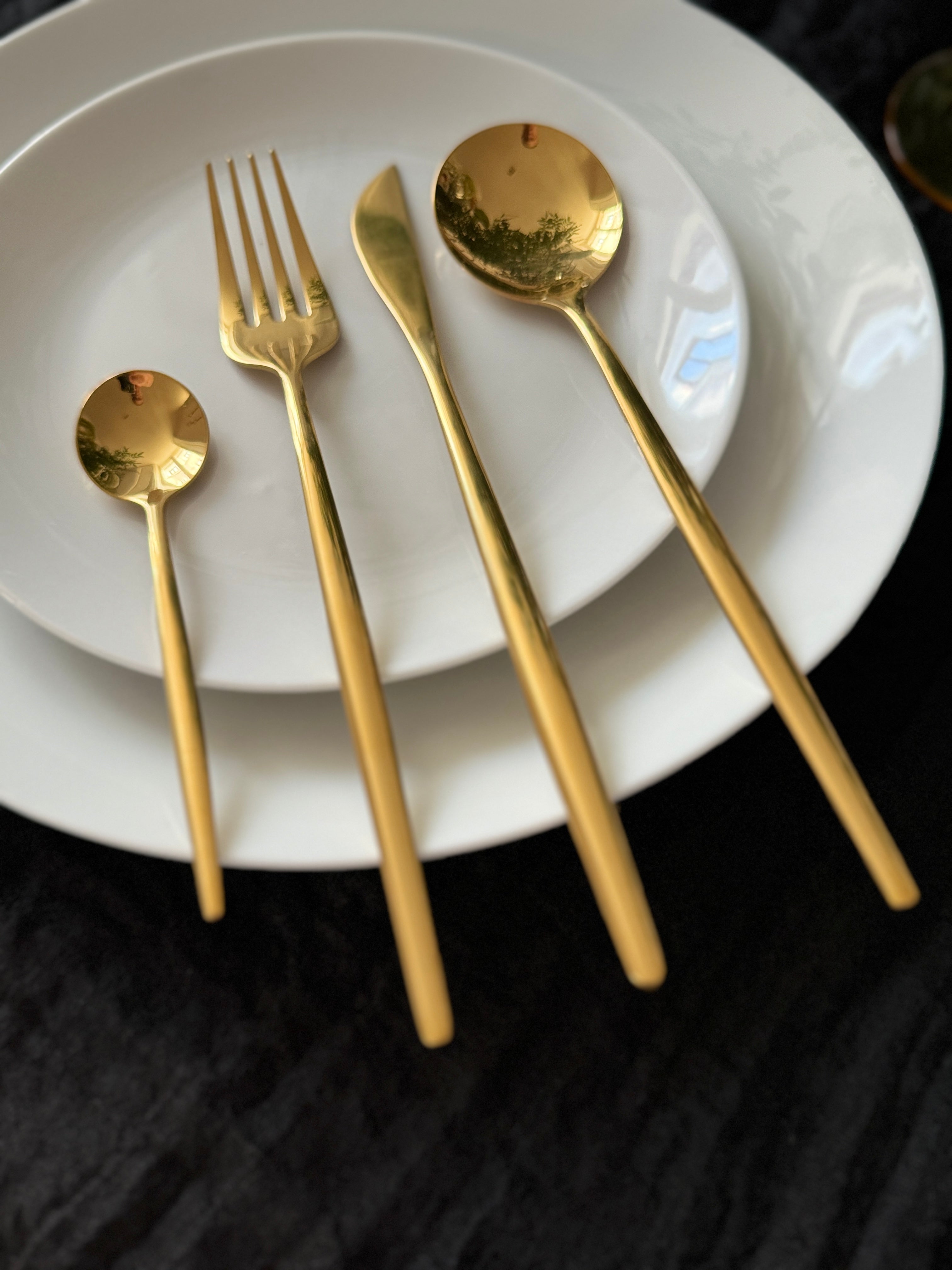Juego de cubiertos dorados para 6 personas